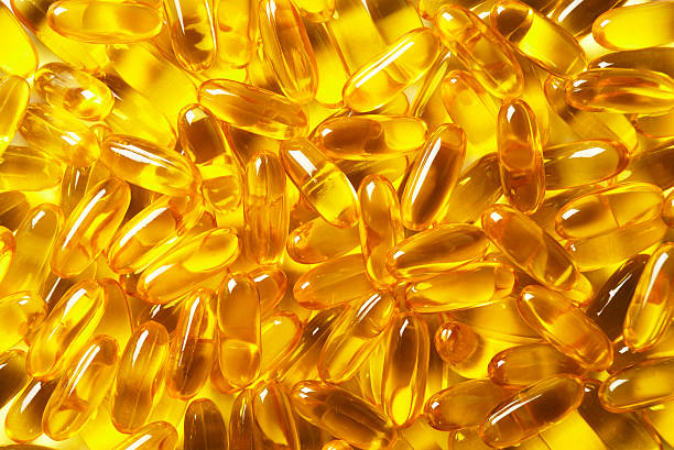 рыбий жир в капсулах - fish oil cod liver oil capsule pill стоковые фото и изображения