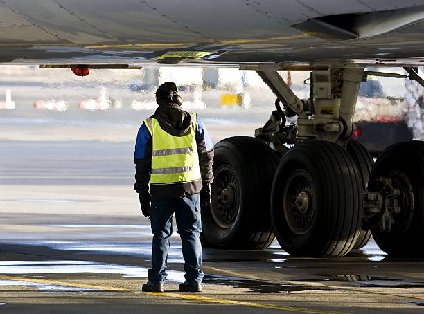 Personale di terra preparazione big jet per prendere il volo - foto stock