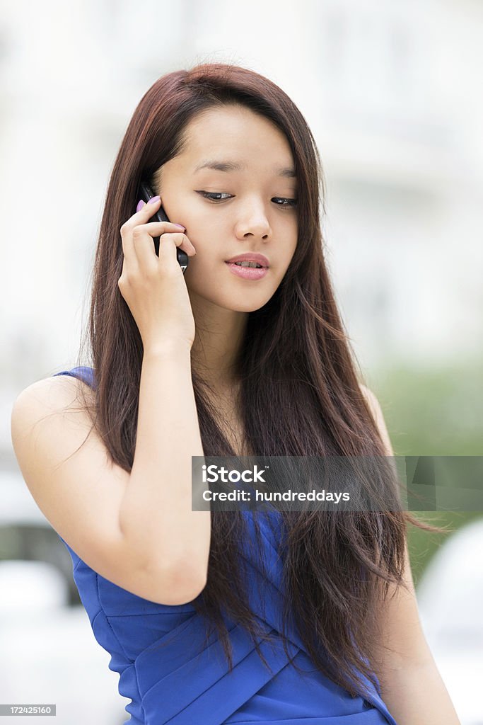 Asiatica Ragazza adolescente parlando sul cellulare - Foto stock royalty-free di 18-19 anni