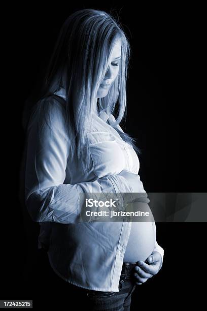 Młoda Dziewczyna Cradling Jej Brzuch W Ciąży - zdjęcia stockowe i więcej obrazów Antycypacja - Antycypacja, Brzuch, Brzuch człowieka