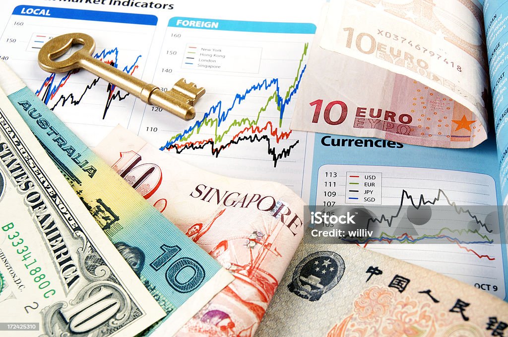 현금 및 차트 - 로열티 프리 국제 금융 스톡 사진