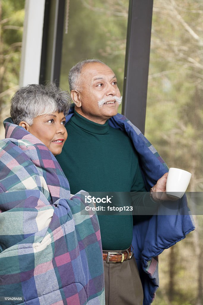 Las relaciones entre: Tarjeta con pareja Senior sosteniendo tazas de café contempla al aire libre - Foto de stock de 60-64 años libre de derechos