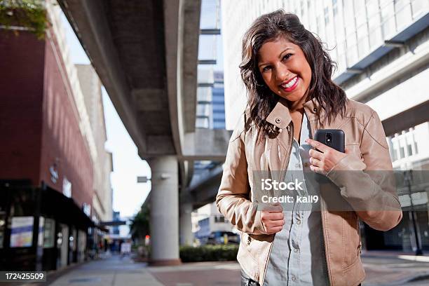 Молодая Женщина Ходить В Город — стоковые фотографии и другие картинки 20-24 года - 20-24 года, 20-29 лет, Африканская этническая группа