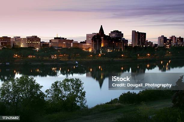 Estação Do Centro Da Cidade De Saskatoon Pôr Do Sol Com Hotéis E Escritório Edifícios Ao Longo Do Rio - Fotografias de stock e mais imagens de Ao Ar Livre