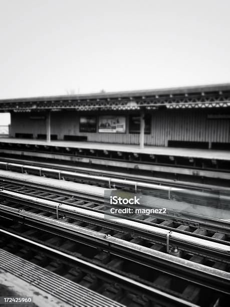 Treno Tracce - Fotografie stock e altre immagini di Ambientazione esterna - Ambientazione esterna, Bianco, Binario della stazione della metropolitana