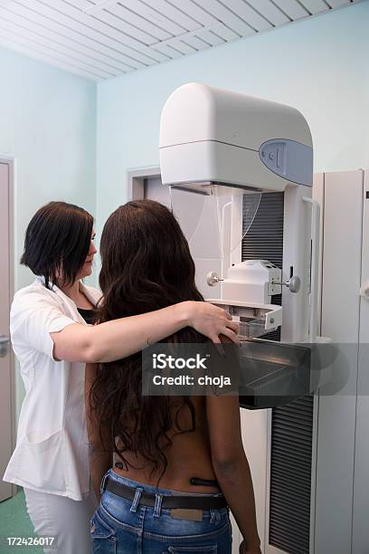 Enfermeira Com Jovem Mulher Negra Com Mamografias - Fotografias de stock e mais imagens de Equipamento de Raio X - Equipamento de Raio X, Exame Médico - Procedimento Médico, Seio