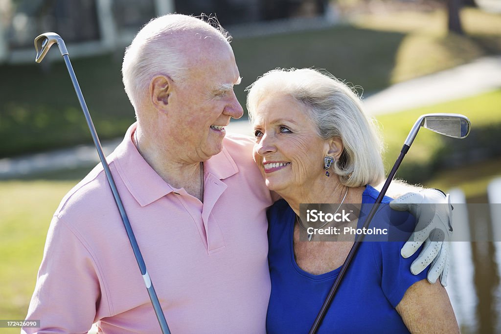 Coppia Senior con mazze da Golf presso Stabilimento sportivo - Foto stock royalty-free di 60-69 anni