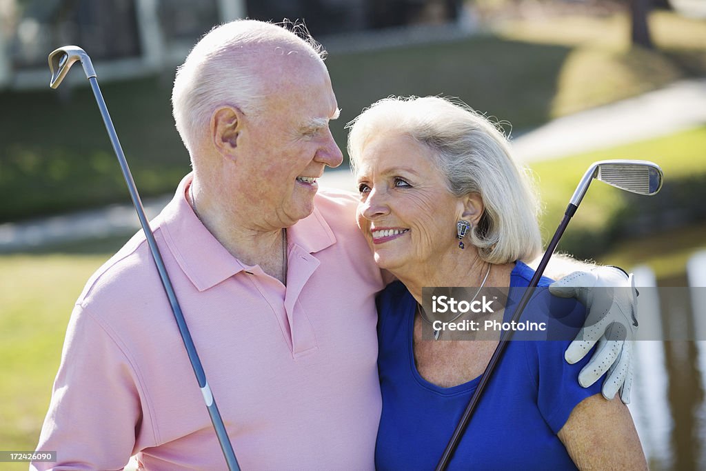 年配のカップルとゴルフクラブでスポーツ施設 - 2人のロイヤリティフリーストックフォト