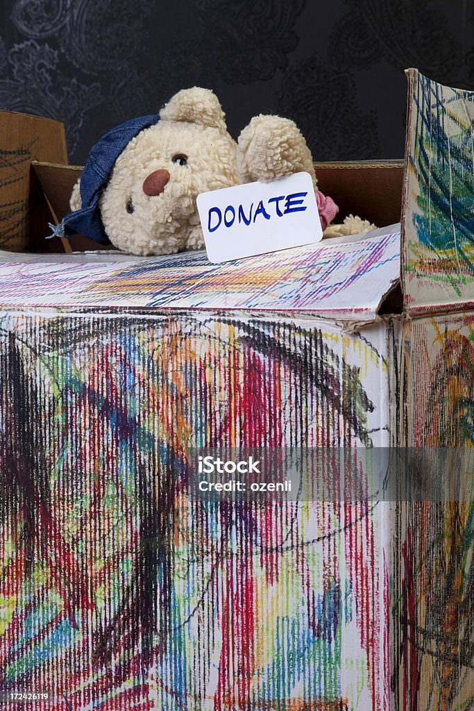 Un don boîte avec ours en peluche, détail - Photo de Action caritative et assistance libre de droits