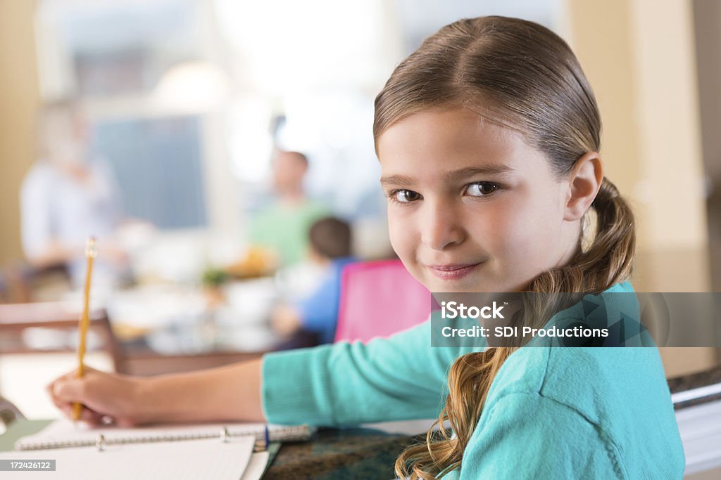 Kleines Mädchen, die ihre Hausaufgaben zu Hause fühlen - Lizenzfrei Akademisches Lernen Stock-Foto