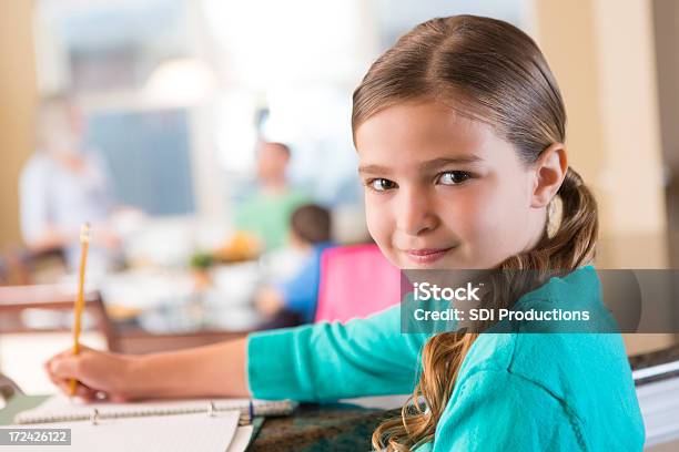 Kleines Mädchen Die Ihre Hausaufgaben Zu Hause Fühlen Stockfoto und mehr Bilder von Akademisches Lernen