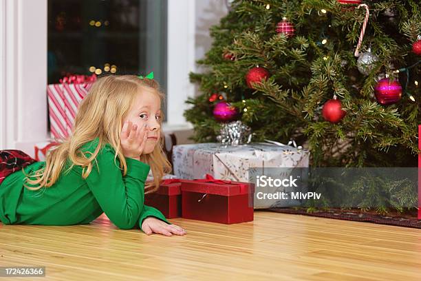 Dziewczyna Czeka Na Święta - zdjęcia stockowe i więcej obrazów 6-7 lat - 6-7 lat, Boże Narodzenie, Choinka