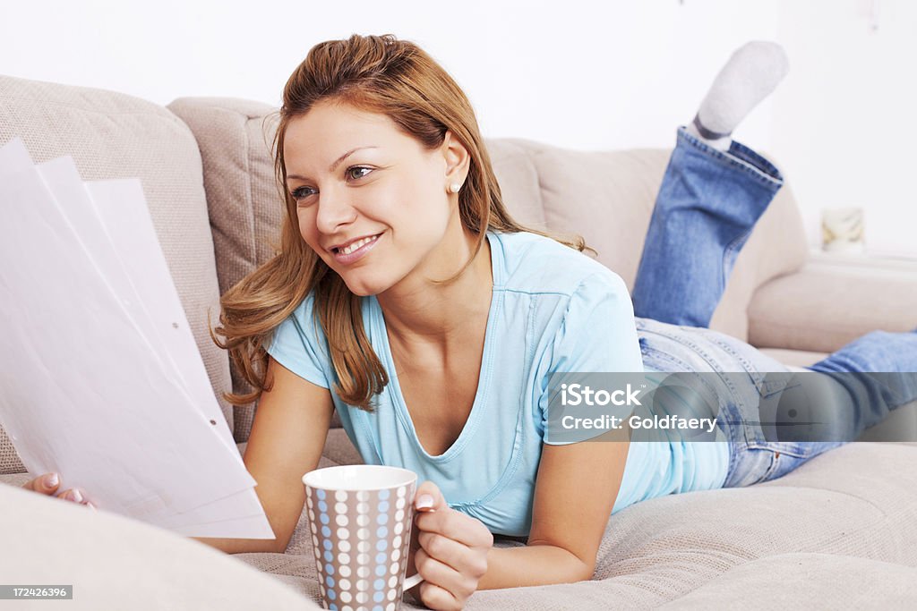 Atraente mulher relaxante na sala de estar. - Foto de stock de Brilhante - Luminosidade royalty-free