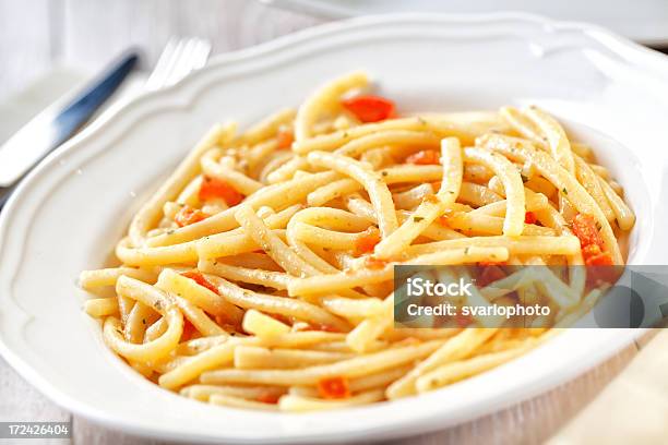 Pasta Con Pomodori Freschi - Fotografie stock e altre immagini di Alimentazione sana - Alimentazione sana, Ambientazione interna, Cibi e bevande