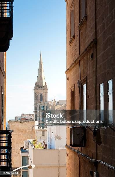 Foto de Uma Igreja Na Rua e mais fotos de stock de Arquitetura - Arquitetura, Calcário, Campanário - Torre