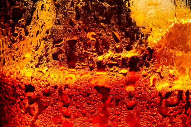 macro cola bebida textura, macro cola fundo, fundo de cola com gelo e bolhas. fundo da vista lateral do refrigerante refrescante sabor cola com carbonato com tom vintage, tailândia, turquia - oriente médio, cola, soda, bubbl - patinagem no gelo - fotografias e filmes do acervo