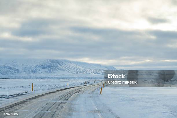 Foto de Estrada De Inverno Em Myvatn Na Islândia e mais fotos de stock de Basalto - Basalto, Estrada, Estrada principal - Estrada