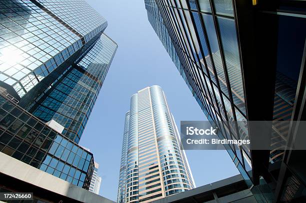 Foto de Edifícios De Escritórios Em Hong Kong e mais fotos de stock de Arquitetura - Arquitetura, Arranha-céu, Azul