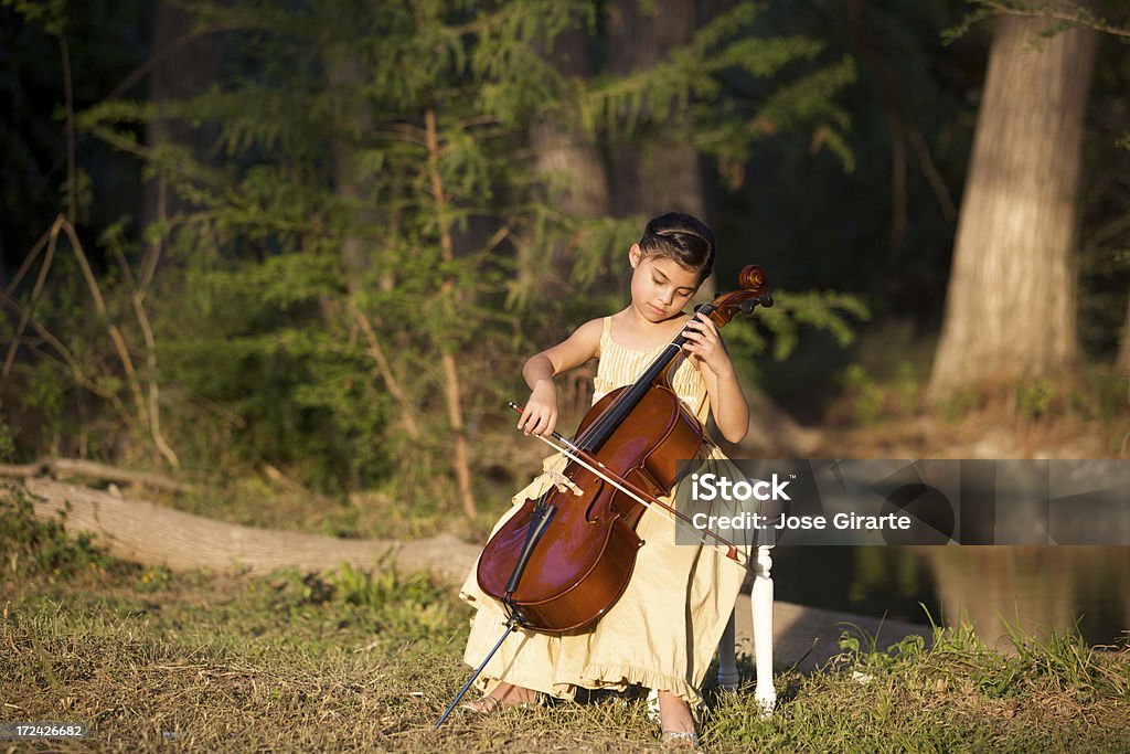 Menina com um violoncelo ao ar livre - Foto de stock de 6-7 Anos royalty-free