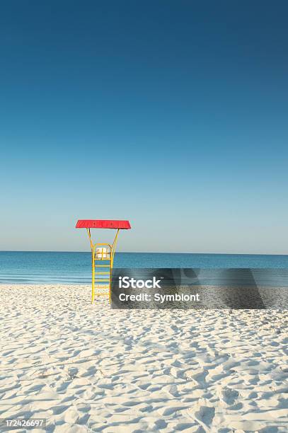 Ratownik Wysoki Sadzają Na Plaży - zdjęcia stockowe i więcej obrazów Abu Zabi - Abu Zabi, Bez ludzi, Bezchmurne niebo