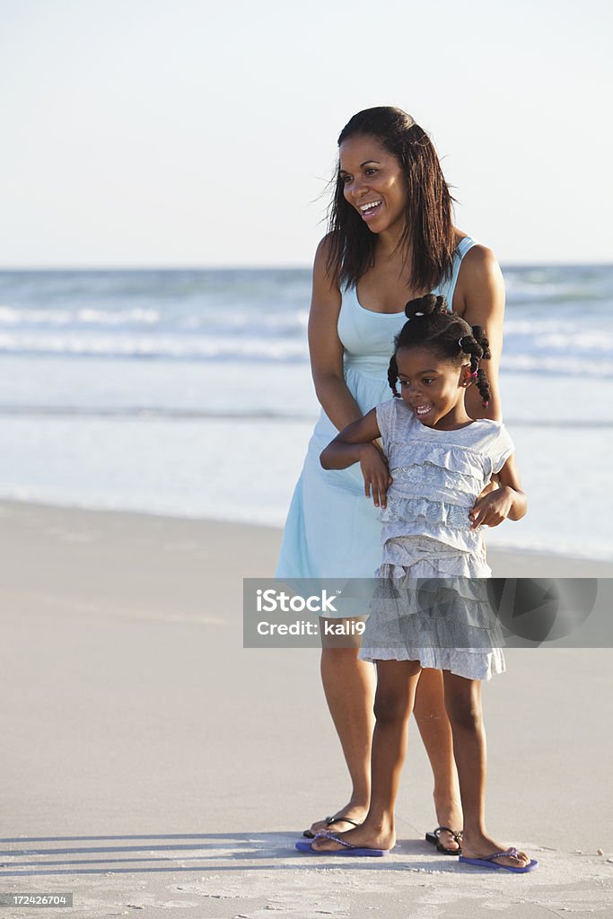 Mutter und Tochter am Strand - Lizenzfrei Afrikanischer Abstammung Stock-Foto