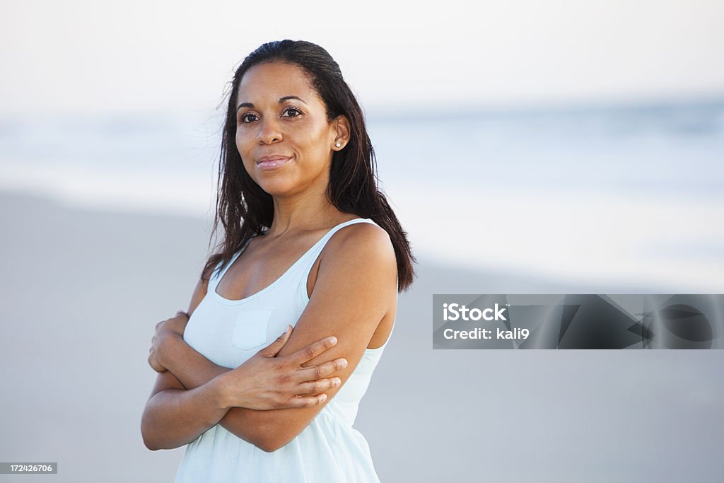 Donna sulla spiaggia - Foto stock royalty-free di Distrarre lo sguardo