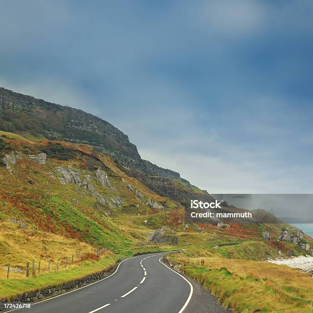 Estrada Na Irlanda - Fotografias de stock e mais imagens de Caminho Elevado - Caminho Elevado, Condado de Antrim, Estrada Sinuosa