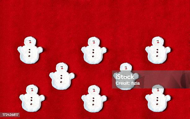 Foto de Grupo De Snowmen Em Lã De Fundo Vermelho e mais fotos de stock de Abstrato - Abstrato, Adulto, Arte
