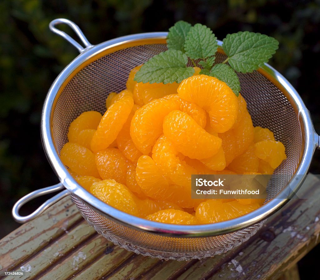 Colador de vaciado vegetales enlatados mandarín Orange fruta cítrica - Foto de stock de Mandarina libre de derechos