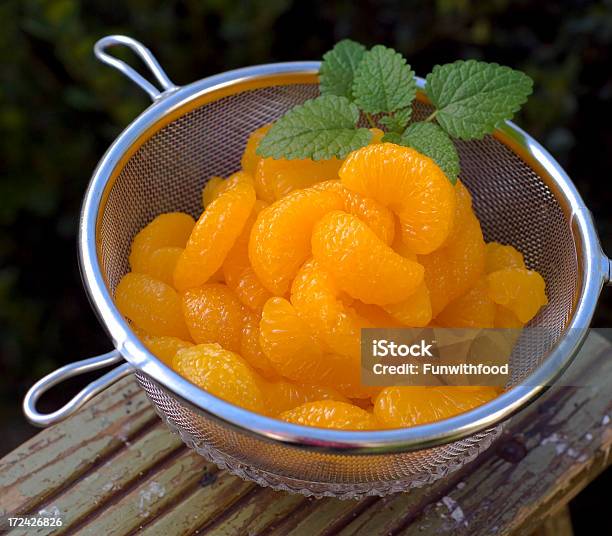 Colador De Vaciado Vegetales Enlatados Mandarín Orange Fruta Cítrica Foto de stock y más banco de imágenes de Mandarina