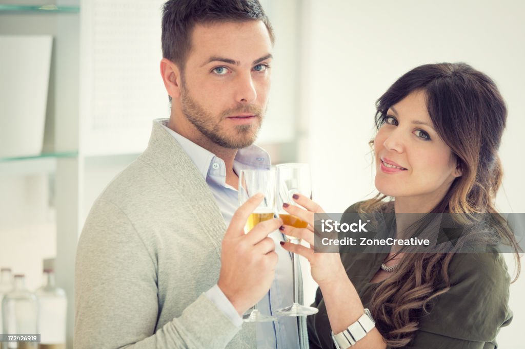 young boyfriends en la cocina, ¡salud! - Foto de stock de Actividades recreativas libre de derechos