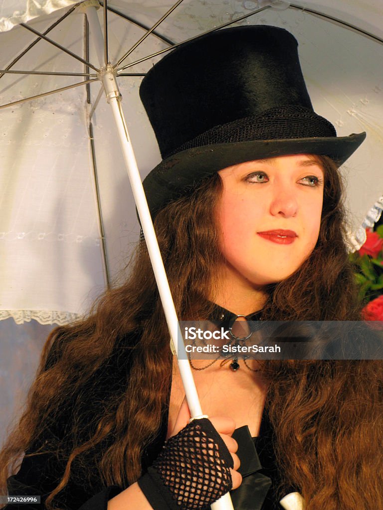 Девушка в Черной шляпе топ с белыми Зонтик от солнца - Стоковые фото Викторианский стиль роялти-фри