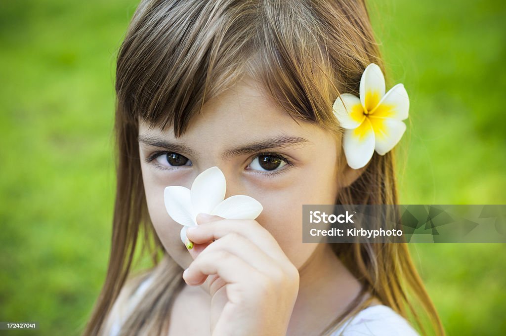 Fille avec fleur - Photo de 4-5 ans libre de droits