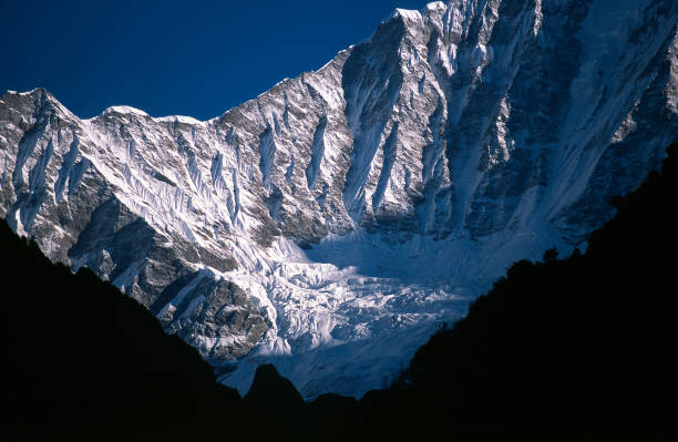 piste de la montagne - ganesh himal photos et images de collection