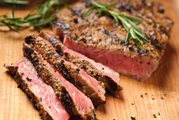 filé grelhado - rib eye steak beef cutting board meat - fotografias e filmes do acervo