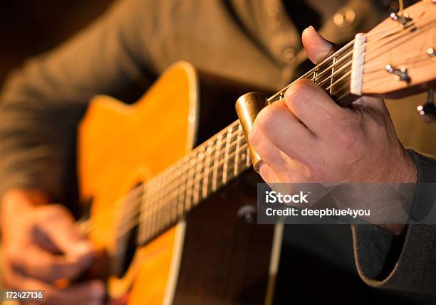 ギタープレーヤーをステージ - カントリーミュージックのストックフォトや画像を多数ご用意 - カントリーミュージック, 1人, アウトフォーカス