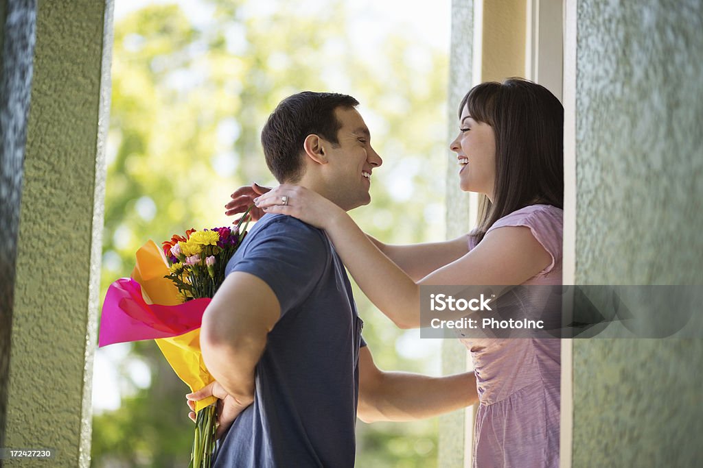 Mann überrascht Frau Blumen zu verstecken - Lizenzfrei 20-24 Jahre Stock-Foto