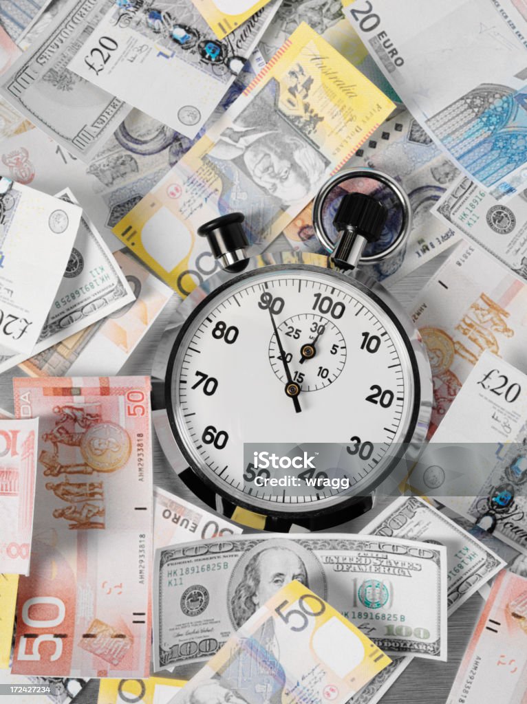 Dólares, euros y libras con un cronómetro - Foto de stock de Ahorros libre de derechos