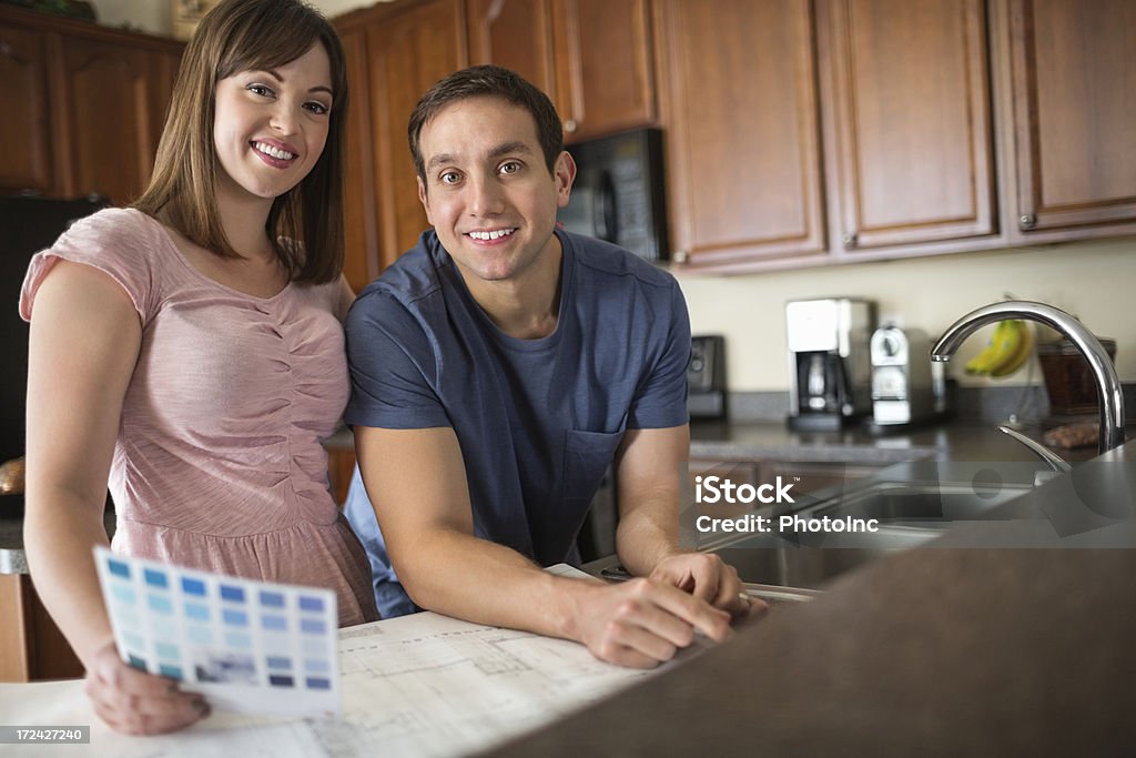 Junges Paar mit Color Swatch und Technische Zeichnung In der Küche - Lizenzfrei 20-24 Jahre Stock-Foto