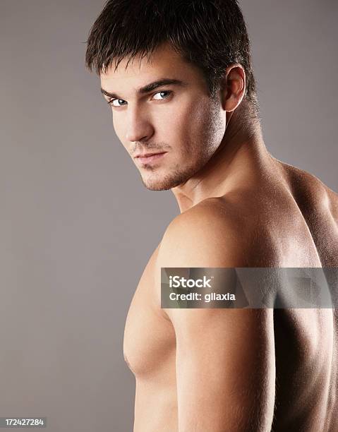 Retrato De Bonito Tronco Nu Guy - Fotografias de stock e mais imagens de Homens - Homens, Olhar por Cima do Ombro, Símbolo Sexual