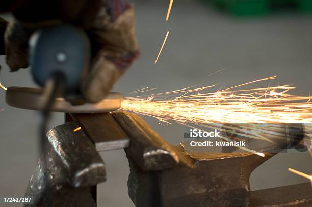Foto de Trabalhador Grinding Terminando Metal De Aço e mais fotos de stock de Adulto - Adulto, Afiar, Artesão