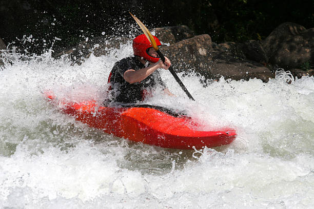 tendencia al río - kayaking white water atlanta river nature fotografías e imágenes de stock