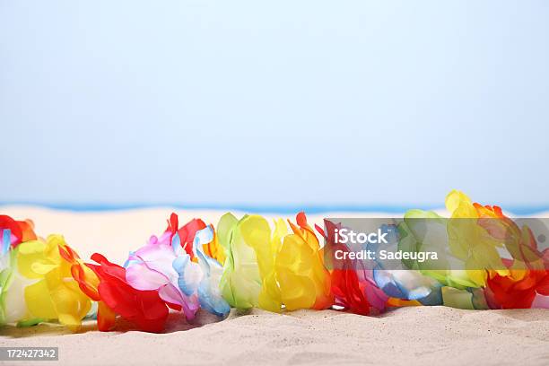 Photo libre de droit de Collier De Fleurs Hawaïen Sur Le Sable Blanc banque d'images et plus d'images libres de droit de Ciel sans nuage - Ciel sans nuage, Collier, Collier de fleurs