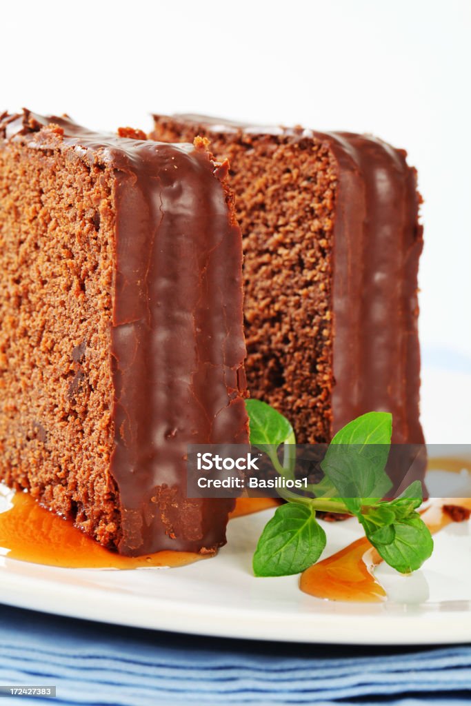 Fette di torta al cioccolato - Foto stock royalty-free di Bianco