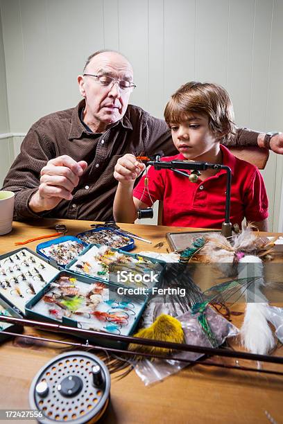 Brida Aprender A La Pesca Vuela Con Granddad Abuelo Y Nieto Foto de stock y más banco de imágenes de 70-79 años