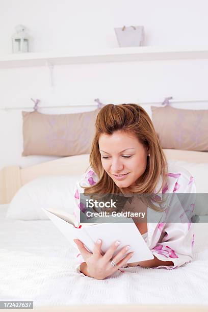 아름다운 여자 책을 읽는 수 있습니다 30-39세에 대한 스톡 사진 및 기타 이미지 - 30-39세, 가정의 방, 감정