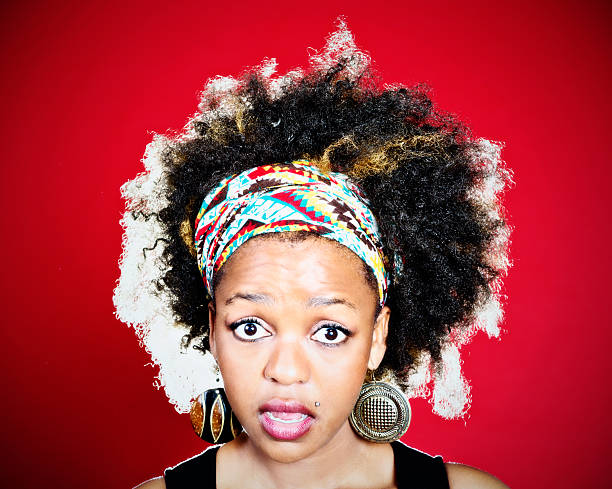 fofo, afro-mulher de pêlo gasps em preocupado choque - gasping color image hands covering mouth staring imagens e fotografias de stock