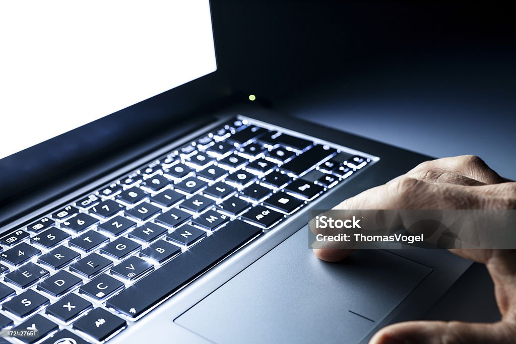 Работа на ноутбуке с подсветкой - Стоковые фото Беспроводная технология роялти-фри