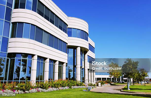 工業地区で美しい夏の日 - オフィスビルのストックフォトや画像を多数ご用意 - オフィスビル, コンクリート, スモールビジネス
