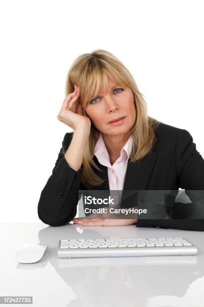 Mujer En La Computadora Foto de stock y más banco de imágenes de 30-39 años - 30-39 años, 40-44 años, 45-49 años